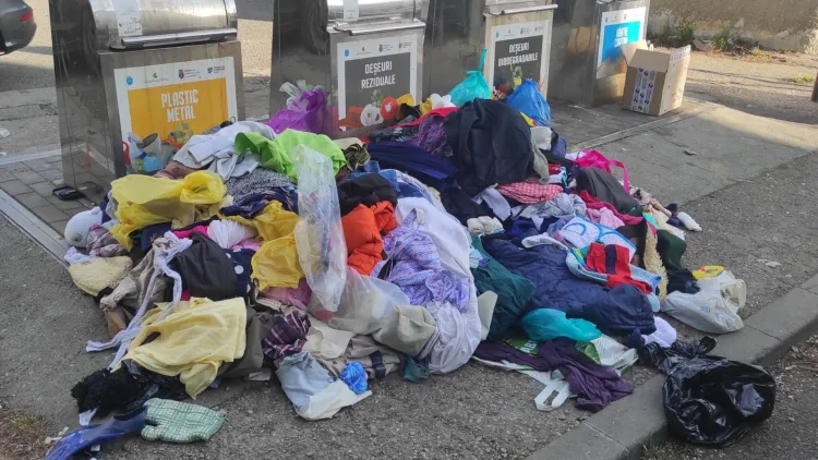 Containerele de reciclare din Cluj-Napoca, vandalizate și abandonate