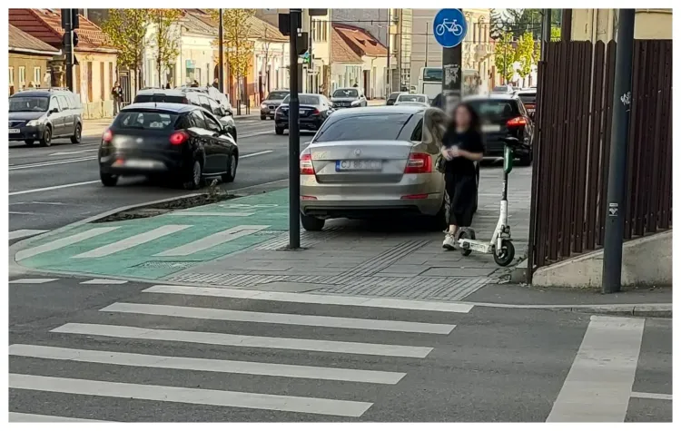 Indignare în Cluj din cauza unei mașini parcate ilegal pe pista de biciclete