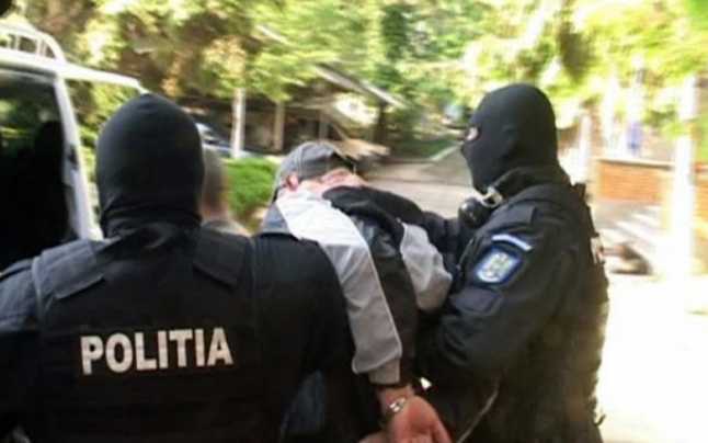 Bărbat din Rediu amenință familia cu un topor, imobilizat de mascați