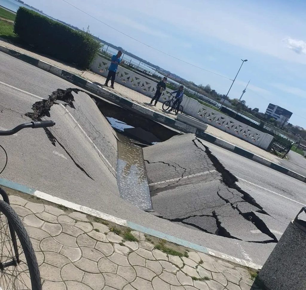 Surpriză neplăcută pentru locuitorii din Techirghiol: bulevardul s-a surpat