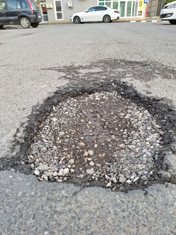 Gălățenii semnalează gropile din oraș, cu riscuri pentru șoferi