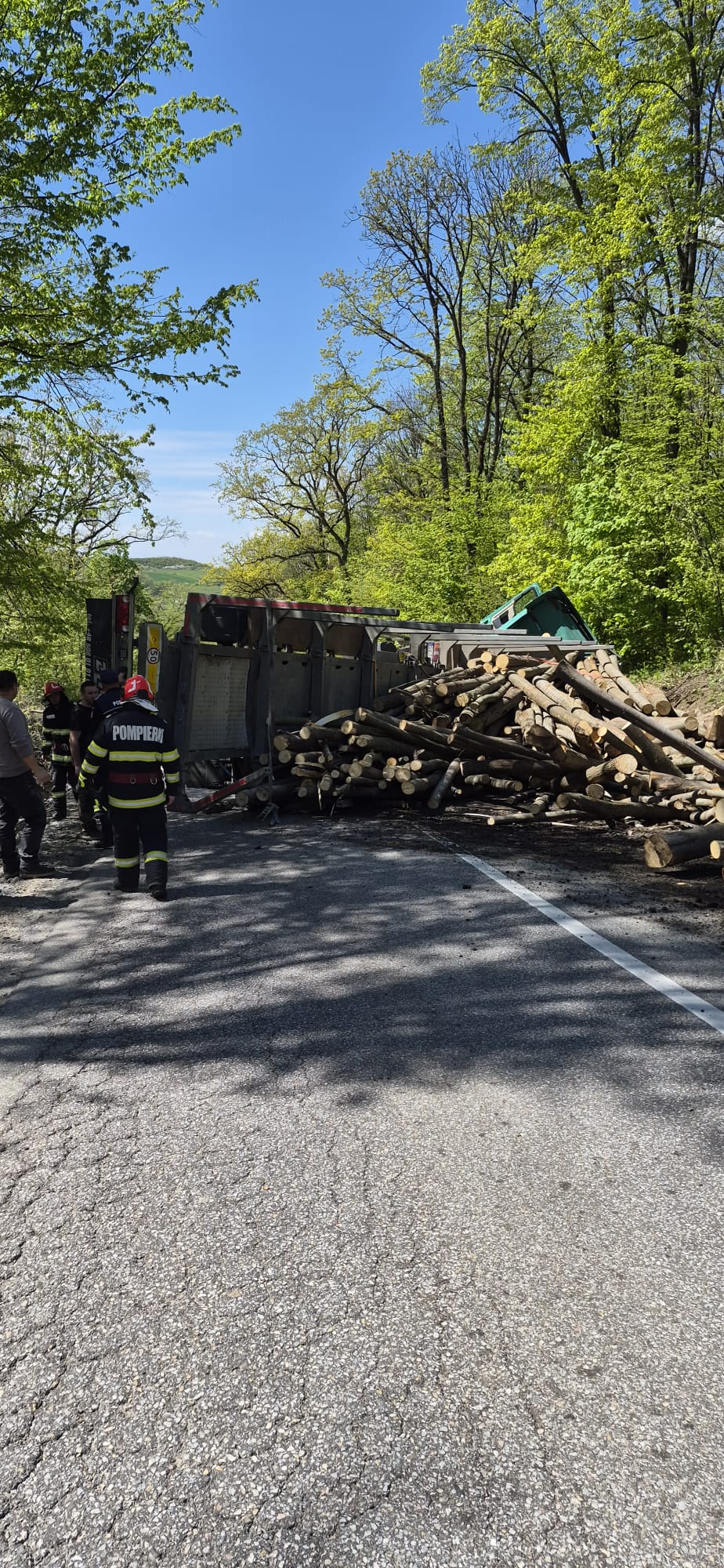 Autotren răsturnat pe DN 15D, în comuna Gâdinți