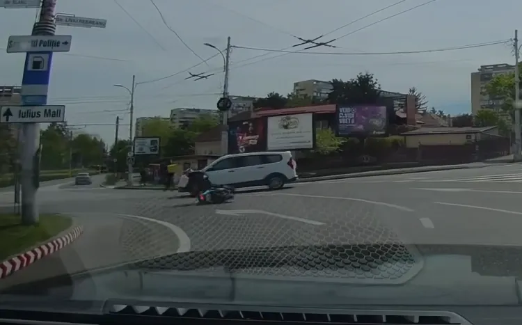 Accident rutier în Cluj-Napoca, un motociclist a fost lovit de o mașină