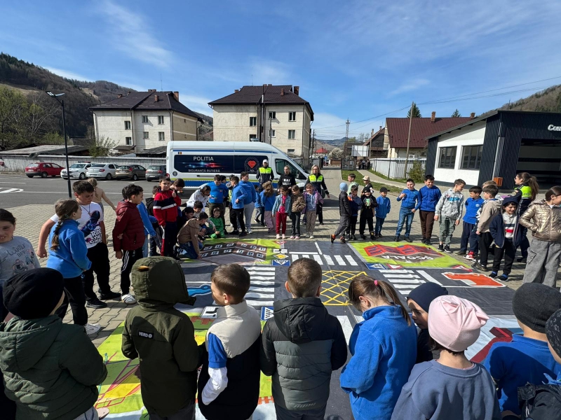 Polițiștii discută despre responsabilitatea penală a minorilor cu elevii din Tașca și Bicazu-Ardelean