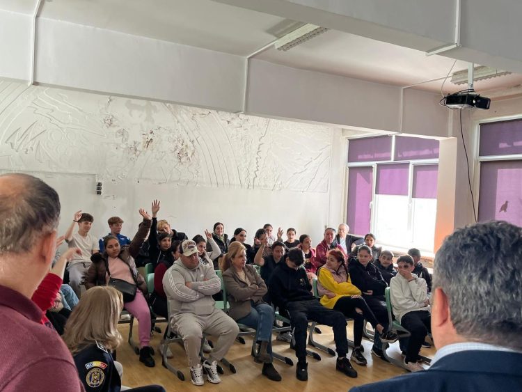 Specialiștii din Baia Mare susțin campania „Hai la liceu!” pentru educație