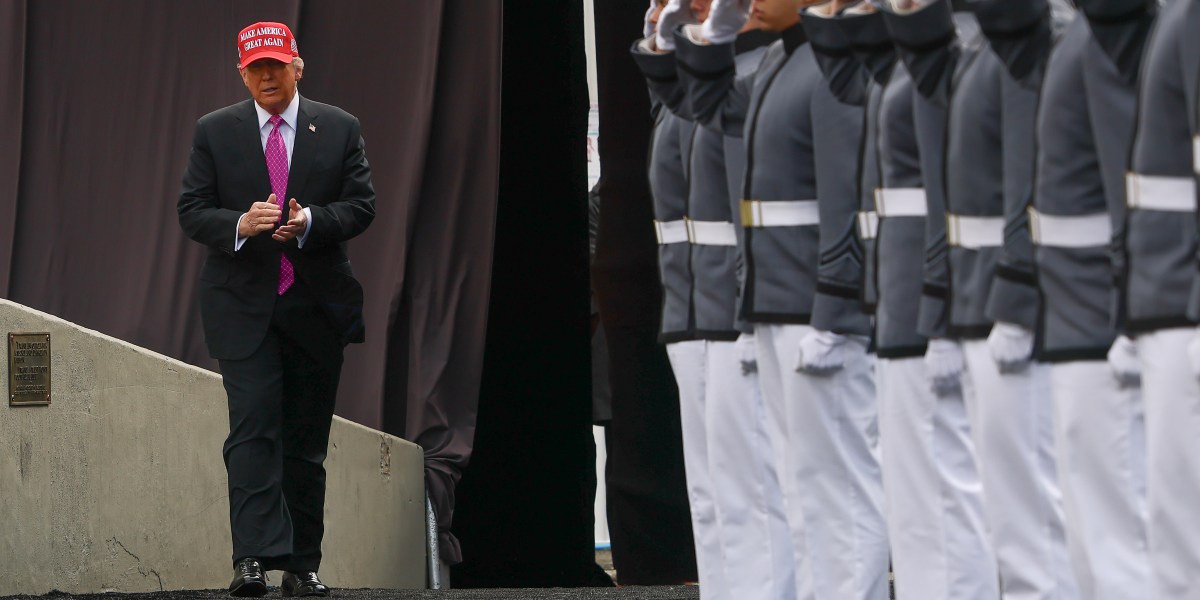 Când plățile pentru datoria națională au depășit cheltuielile militare, a avertizat istoricul Hoover