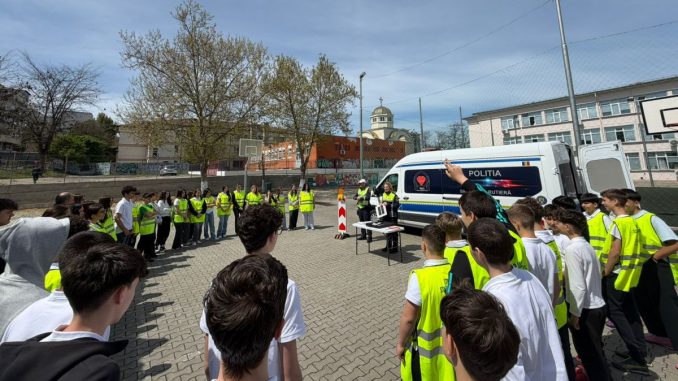 Polițiștii din Tulcea desfășoară activități educativ-preventive la școală