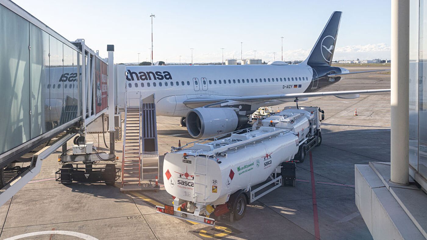 Aeroporturile din Europa reduc mii de zboruri pe măsură ce războiul din Iran afectează furnizările de carburant pentru avioane