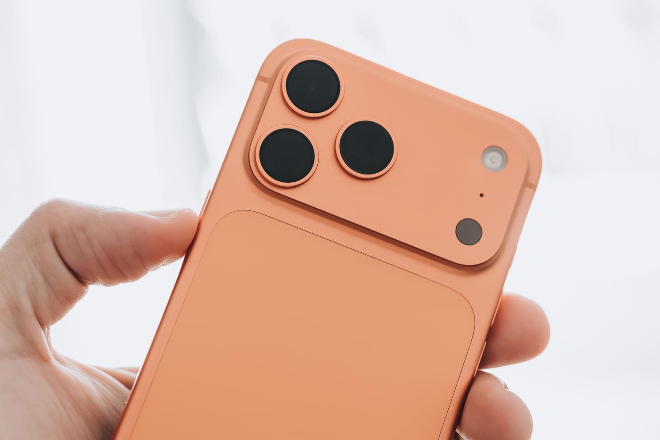 IOS 26.4.2: Apple repară o vulnerabilitate a iPhone-ului folosită de FBI pentru a citi mesajele șterse