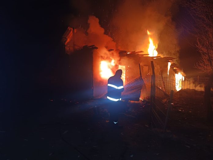 Incendiu devastator într-o gospodărie din Balinți, comuna Havârna