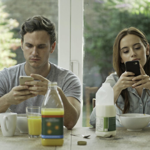 Dependența de telefon devine un fenomen global cu efecte psihologice severe