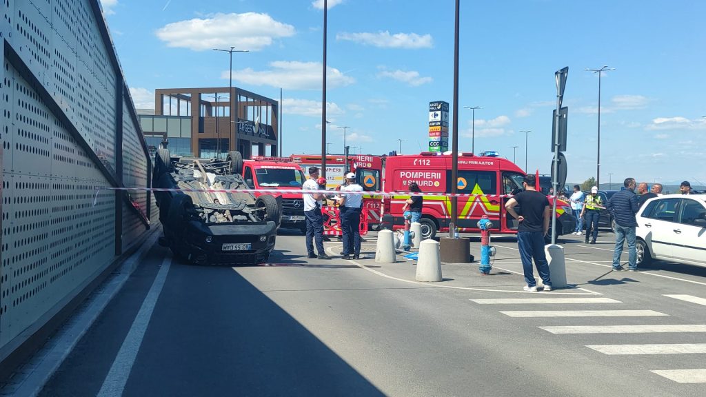 Accident rutier grav în Pitești, autoturism răsturnat pe plafon