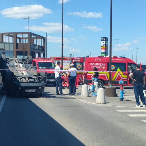 Accident rutier grav în Pitești, autoturism răsturnat pe plafon