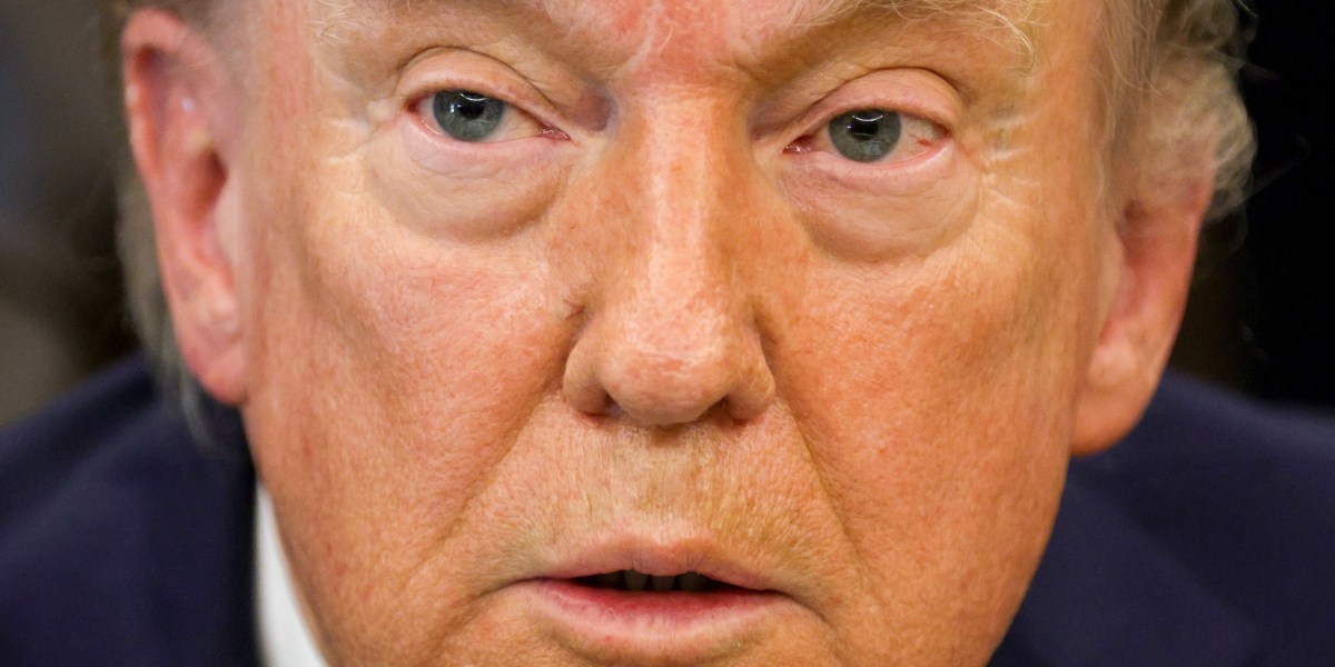 Piețele scad pe plan global, Trump afirmă că nu se grăbește să încheie războiul