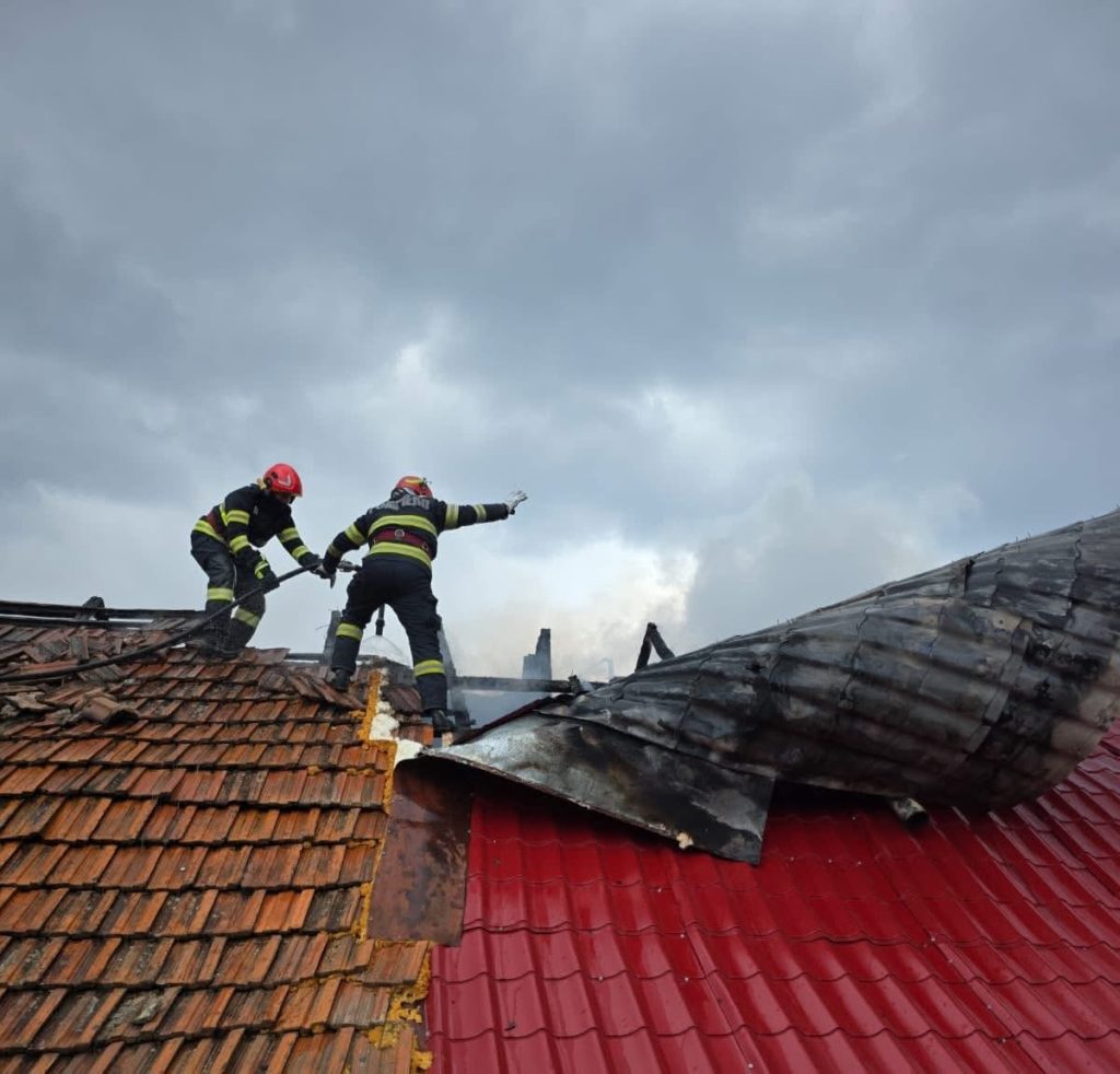 Pompierii din Vâlcea lucrează pentru a stinge un incendiu în Tetoiu