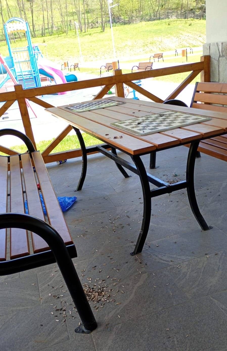 Zona de agrement din Vulcana-Pandele, vandalizată de gunoaie