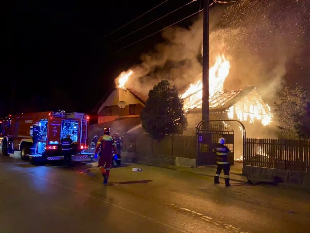 Incendiu violent la o anexă din comuna Buzoiești, satul Podeni