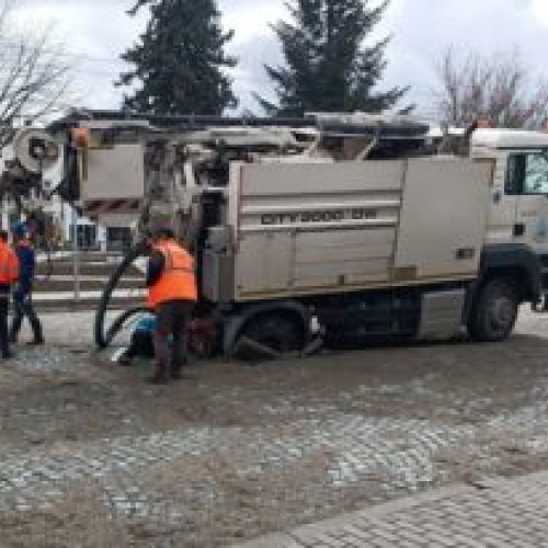 Un capac de canal cedează sub greutatea unei autospeciale în Făgăraș, anchetă în desfășurare