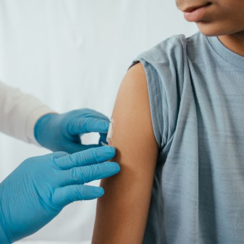 Vaccinul HPV nu este destinat doar femeilor. De ce este important pentru băieți și bărbați, conform unui medic