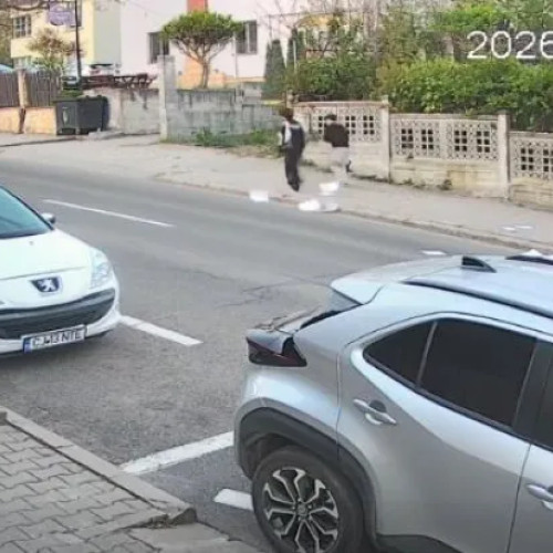 Imagini șocante cu tineri aruncând gunoi pe străzile din Cluj-Napoca