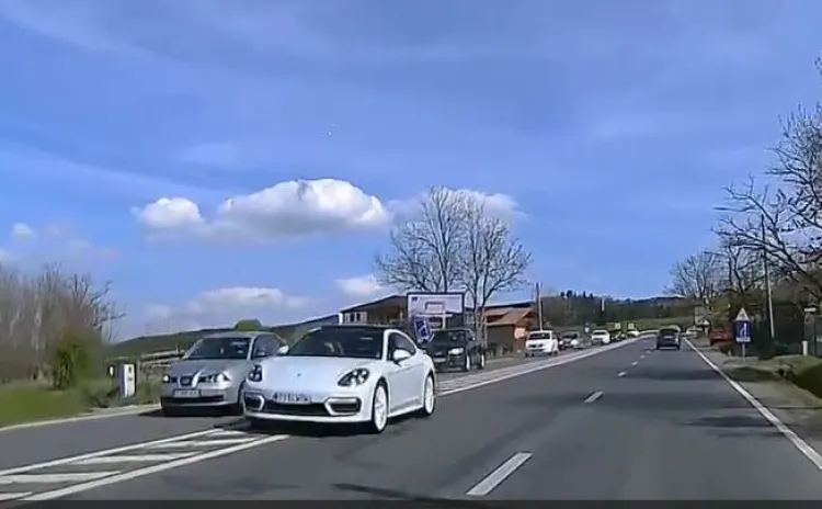 Incident grav în trafic: un șofer de Porsche pune în pericol viața altora