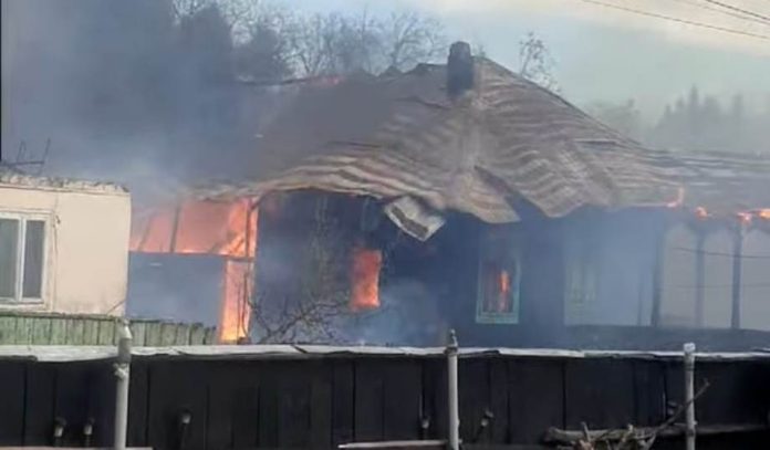 Incendiu devastator la Rucăreni, 11 case afectate