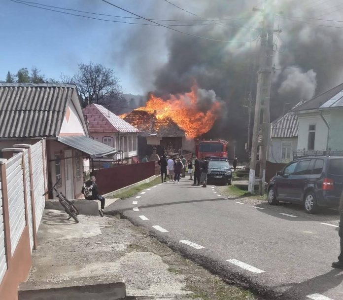 Incendiu devastator în Rucăreni: 11 case afectate, intervenție amplificată
