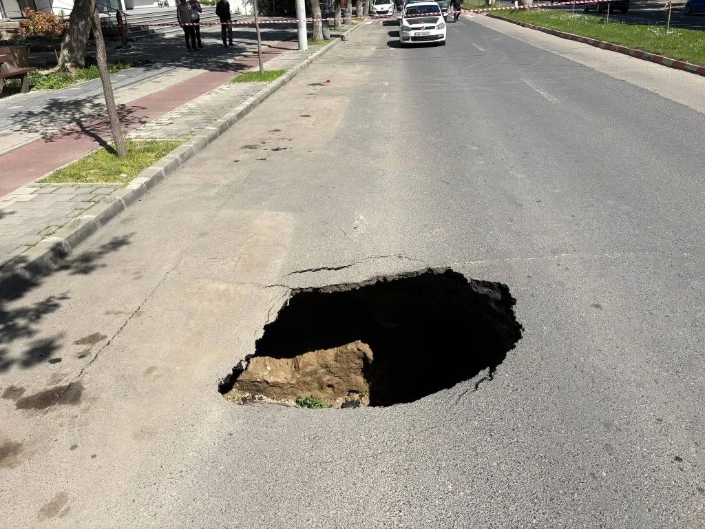 Prăbușire de carosabil pe Bulevardul Unirii din Slobozia