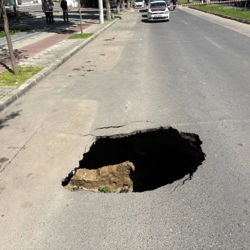 S-a prăbușit asfaltul chiar în centrul municipiului. FOTO