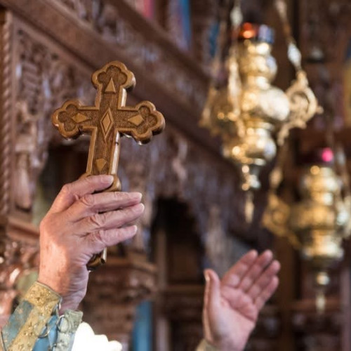 Scandal în timpul slujbei, la o biserică din Târgu Jiu. Poliția a intervenit după conflictul dintre doi preoți