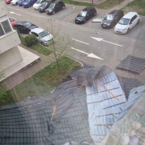 Vântul face ravagii: acoperișuri smulse și copaci doborâți