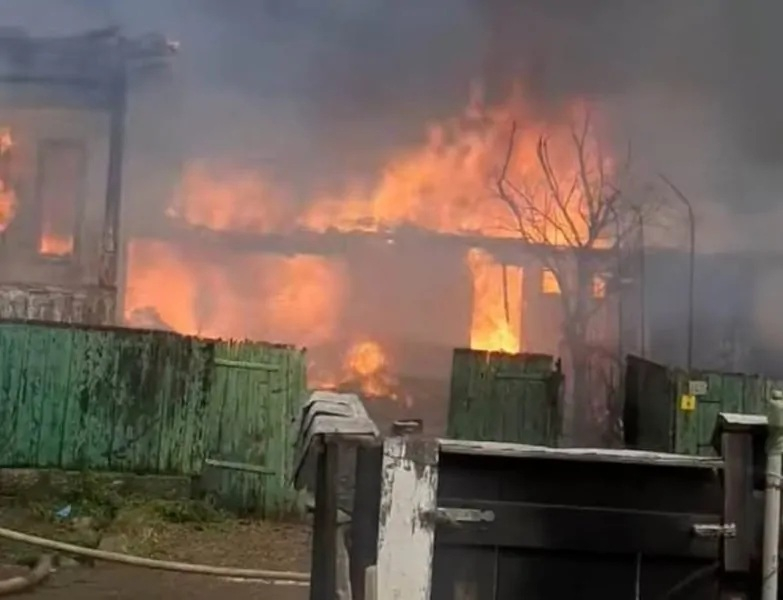 Incendiu devastator în Rucăreni, pompierii intervin cu 23 de autospeciale