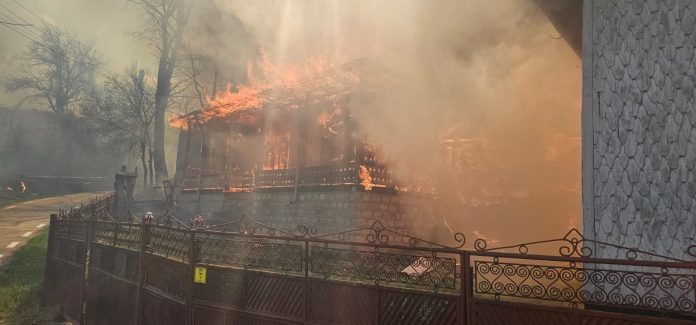 Incendiu devastator în Soveja: 18 gospodării afectate, intervenție rapidă a autorităților