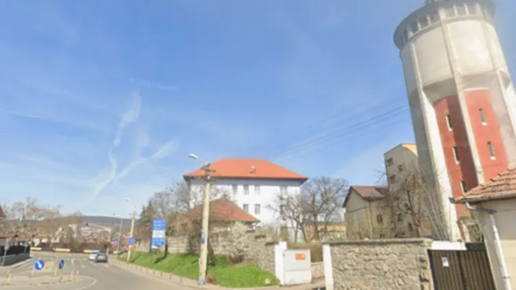 Bucăți dintr-un turn de apă cad în curțile clujenilor, creând pericol
