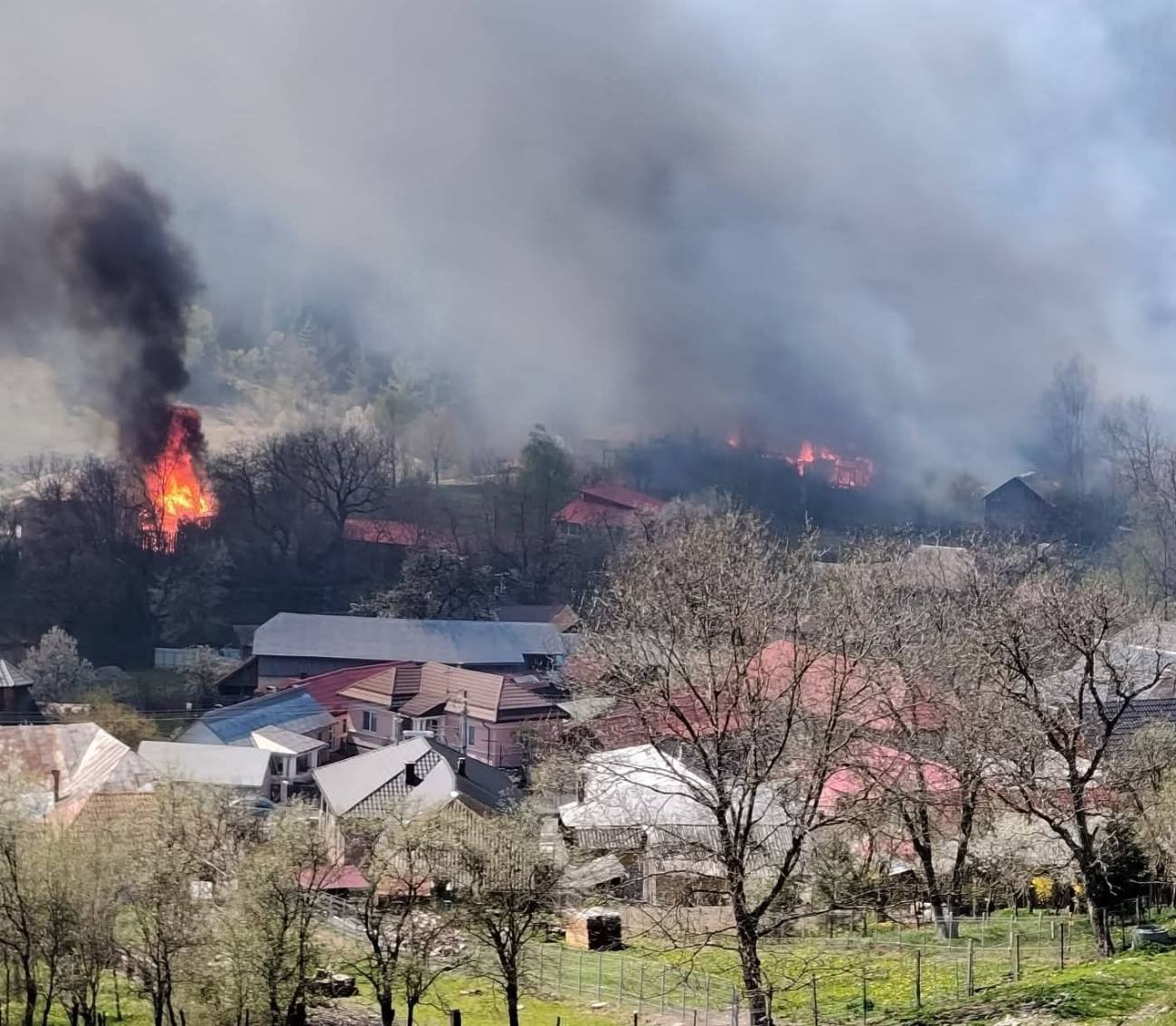 Incendiu devastator în Rucăreni: 18 gospodării afectate