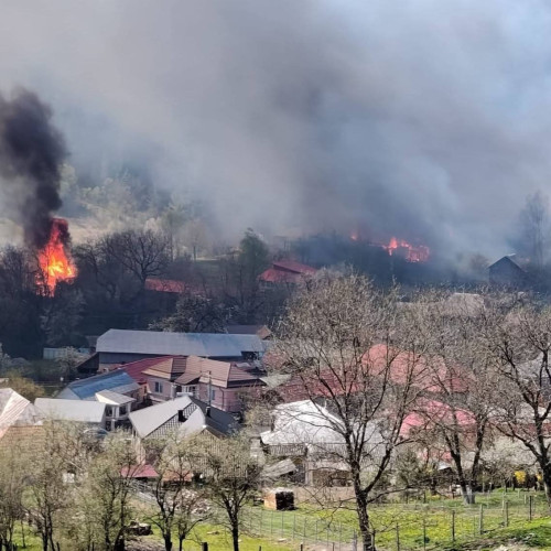 Incendiu devastator în Rucăreni: 18 gospodării afectate