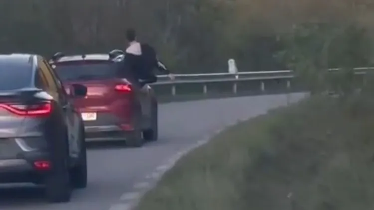 Un tânăr surprins ieșind pe geamul unei mașini în Cluj-Napoca