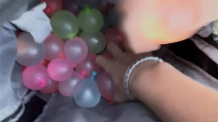 Adolescenți din Florești aruncă cu baloane cu apă asupra trecătorilor