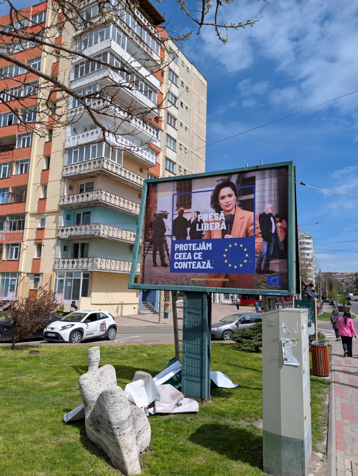 Mesajul de pe panouri stârnește reflecții serioase asupra presei