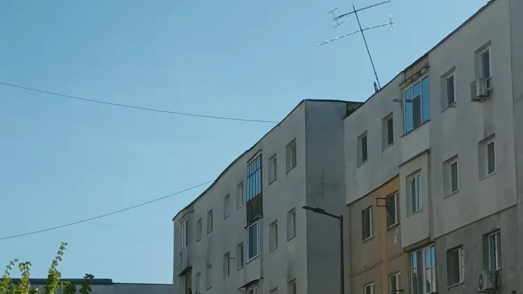 Clujean avertizează despre pericolul unei antene instabile din Gherla