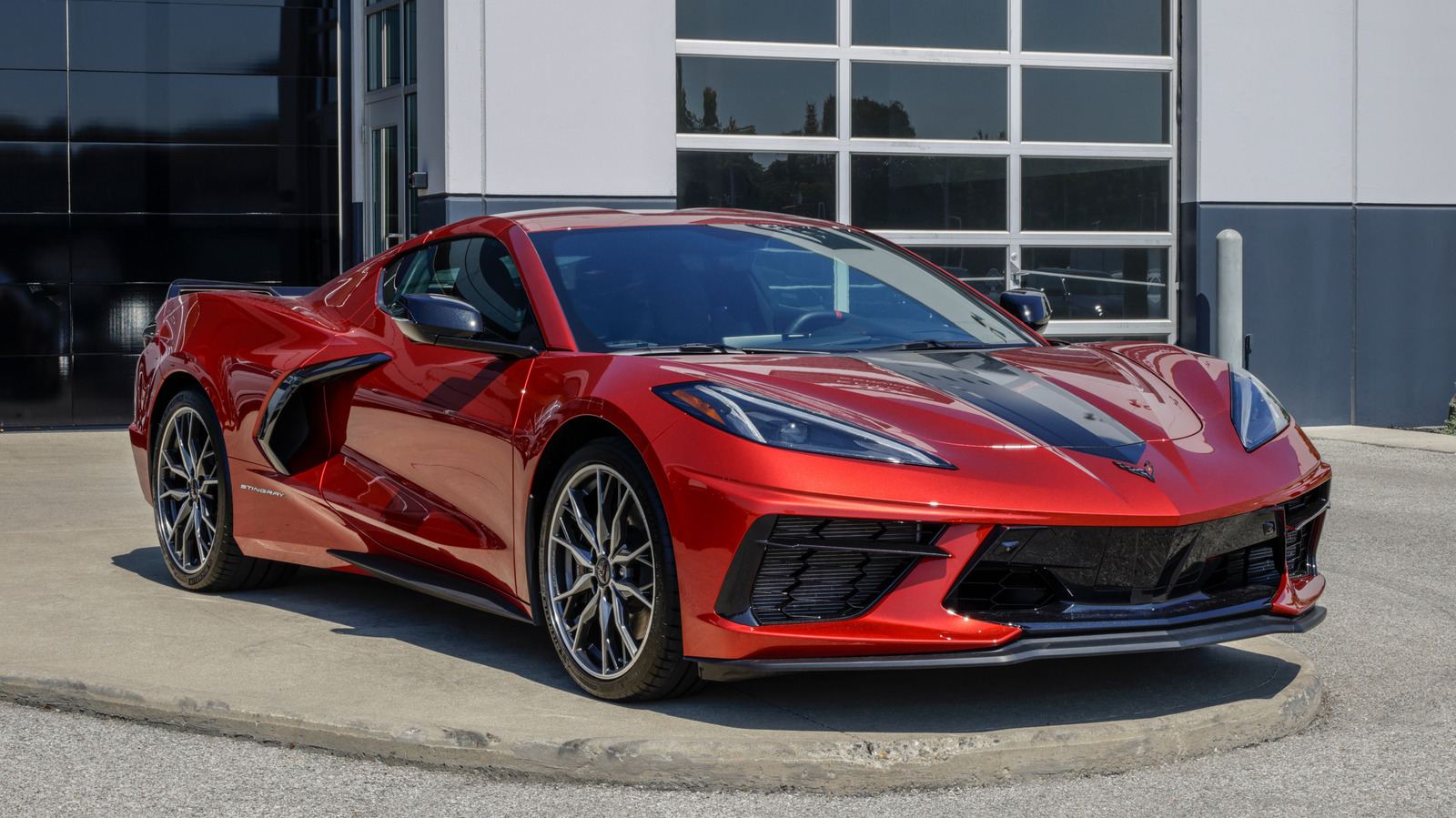 O chelneriță din Miami ar fi pretins un venit de 180.000 de dolari pe lună pentru a finanța mașini costisitoare