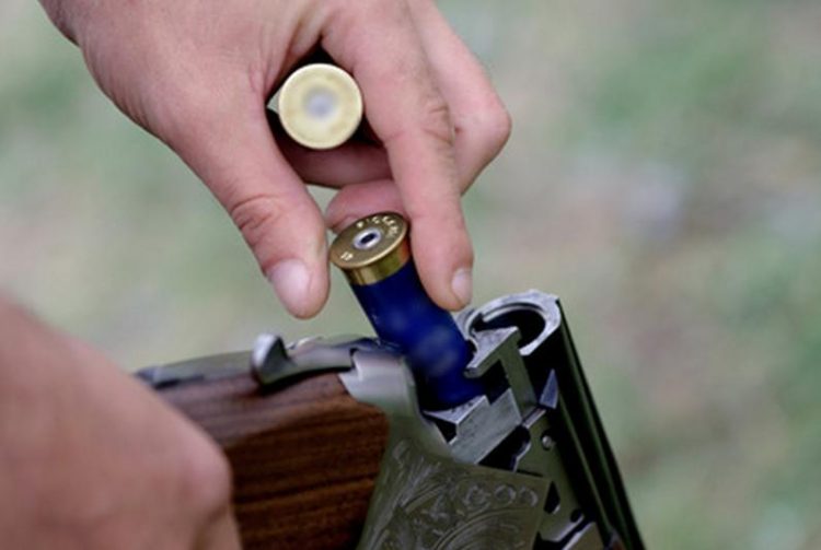 Tânăr reținut pentru violență în familie și uz de armă fără drept