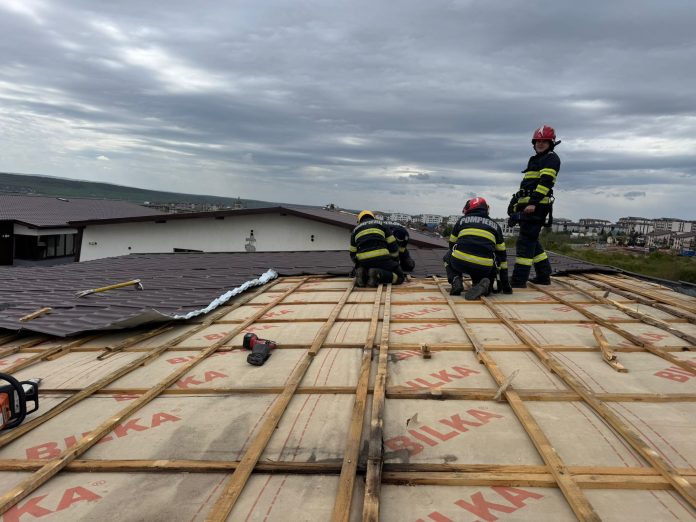 Vântul puternic provoacă daune în 72 de localități din țară