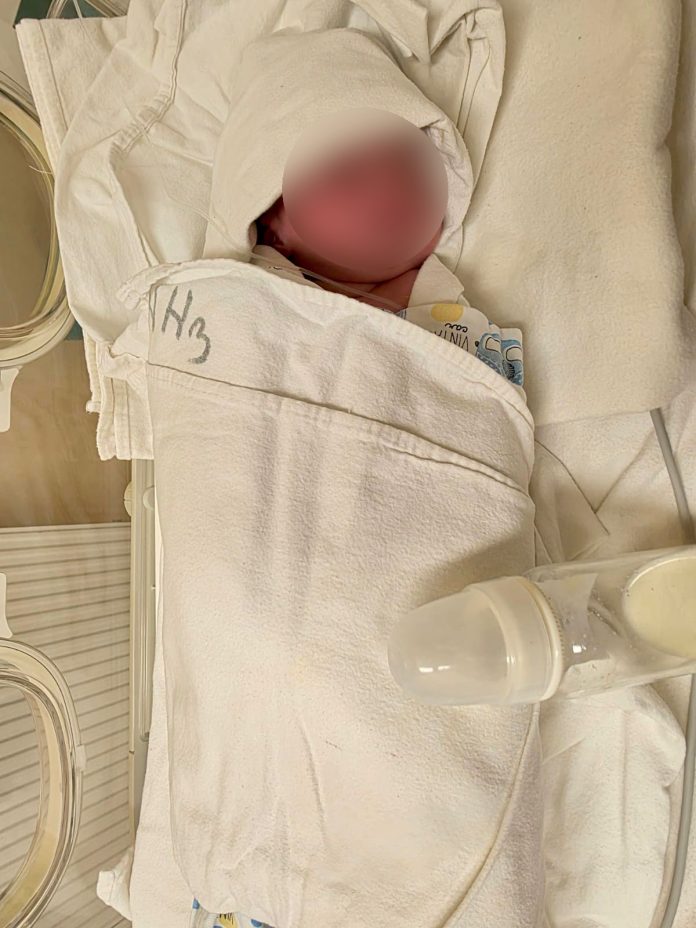 Naștere surpriză în ambulanță, fetiță adusă pe lume în drum spre spital