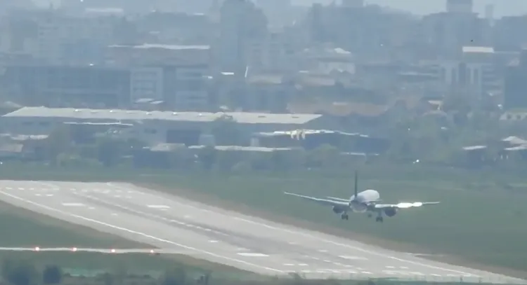 Vântul puternic complică aterizarea unui avion la Cluj-Napoca