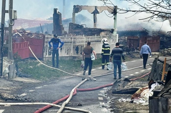 Incendiu devastator în Rucăreni afectează 32 de gospodării