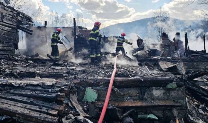 Incendiu devastator în Rucăreni: 31 de proprietăți afectate