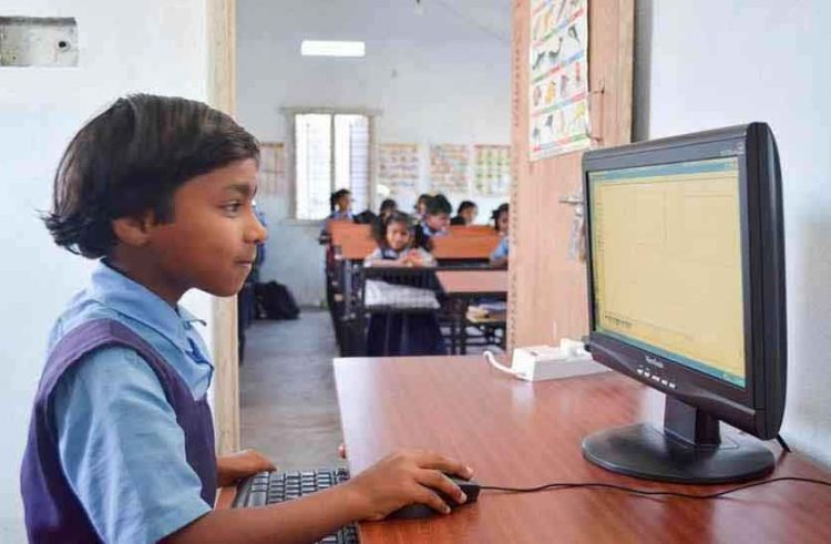 Statul român oferă 200 de euro tinerilor pentru calculatoare