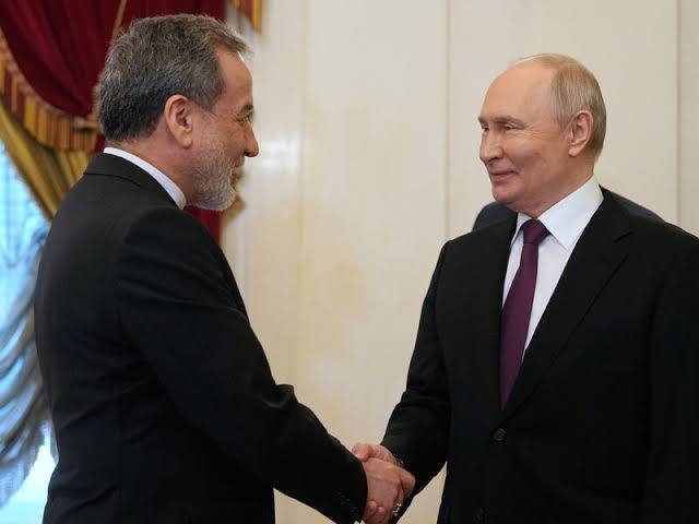 Iranul și Rusia își consolidează legăturile în fața tensiunilor internaționale