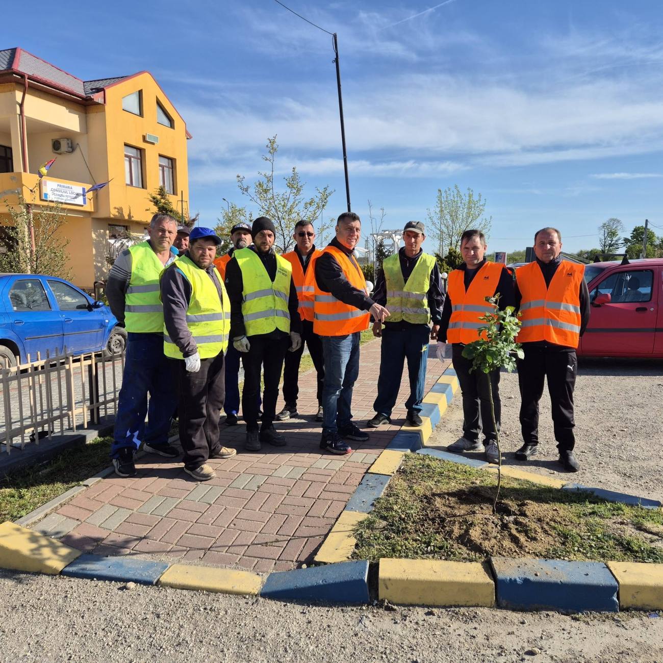 Petrești își înfrumusețează spațiile publice prin plantarea de flori